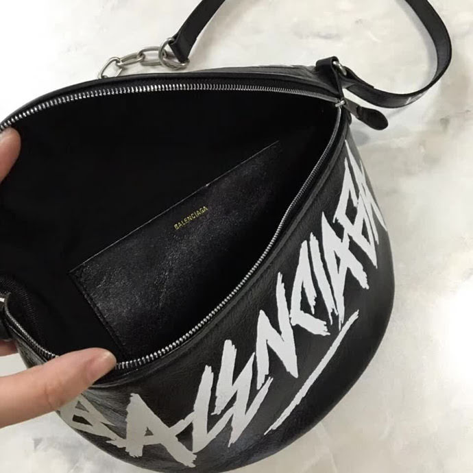 BALENCIAG巴黎世家 爆款 專櫃同步更新 斜挎胸包腰包 小牛皮材質 前面拉鏈口袋 簡約兩用包  BL1511